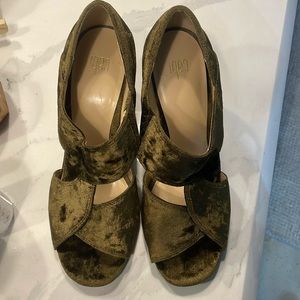 Green velvet, chunky heel sandals